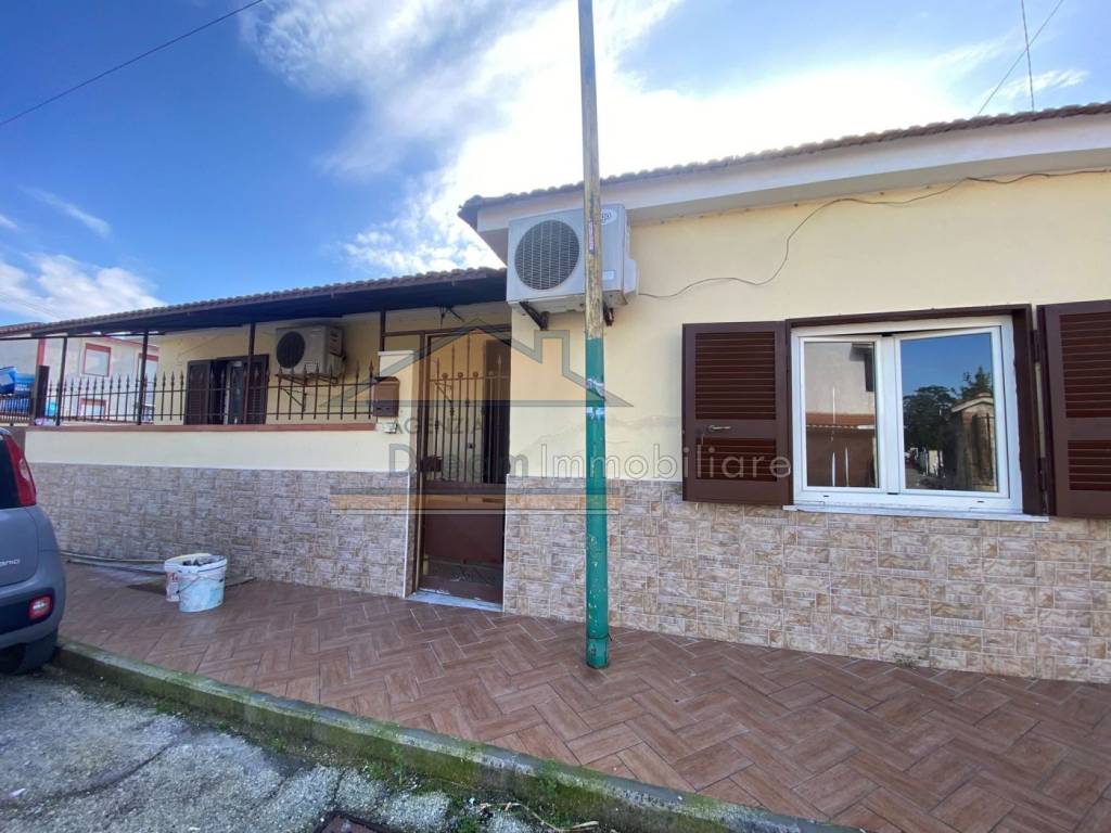 casa indipendente in vendita a Castel Volturno in zona Ischitella