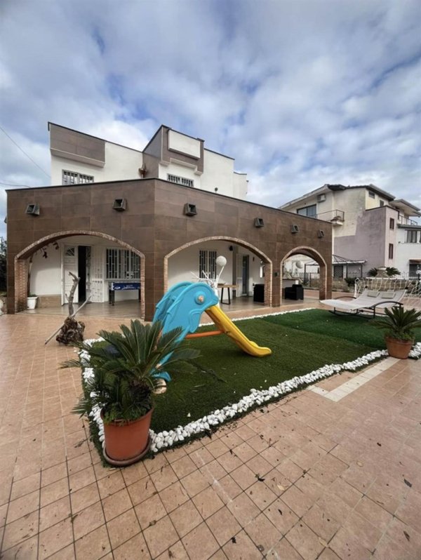 casa indipendente in vendita a Castel Volturno