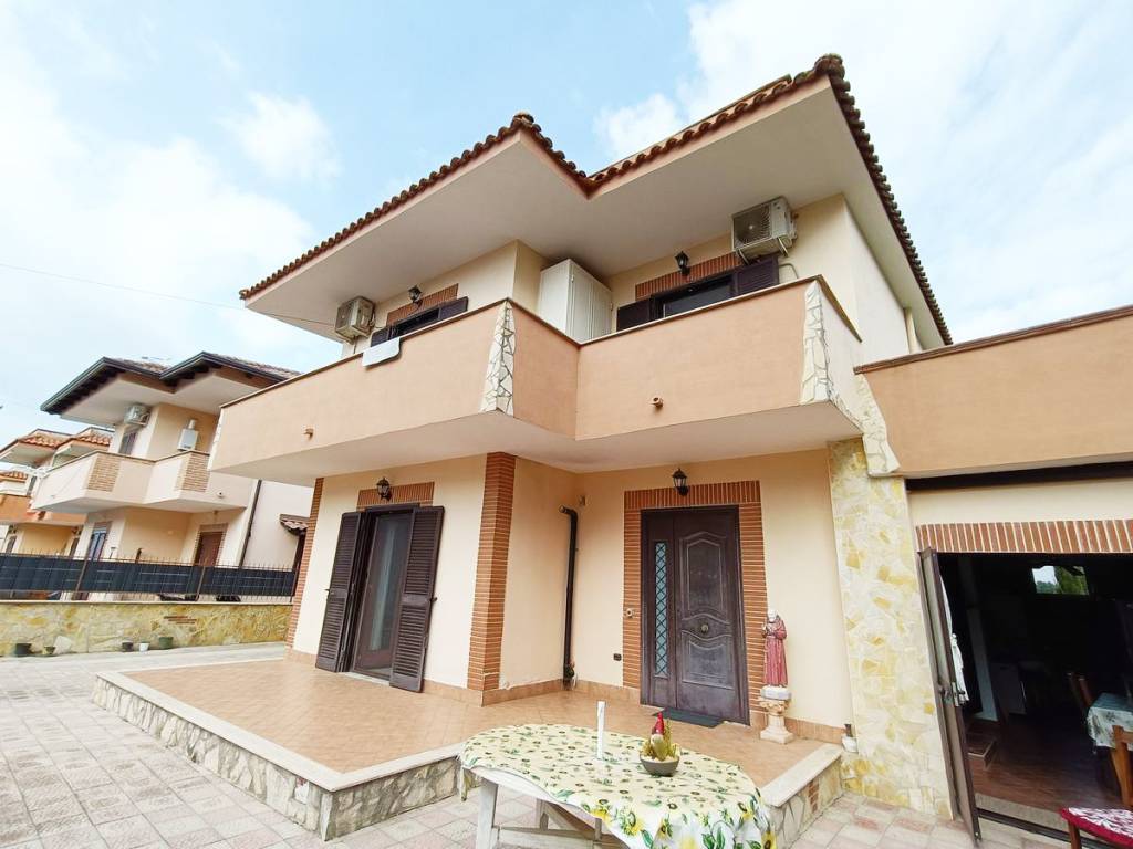 casa indipendente in vendita a Castel Volturno in zona Villaggio Coppola
