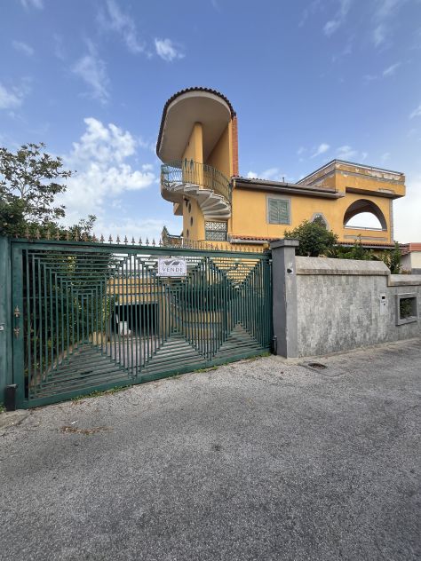 casa indipendente in vendita a Castel Volturno in zona Villaggio Coppola