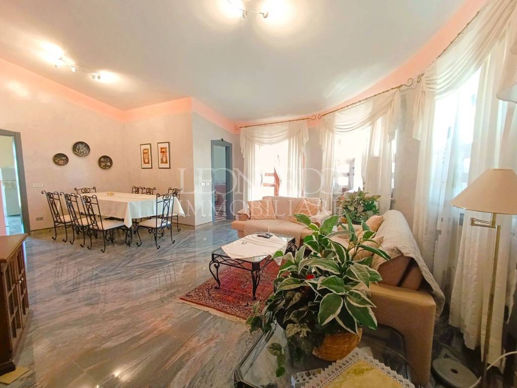 intera palazzina in vendita a Castel Volturno