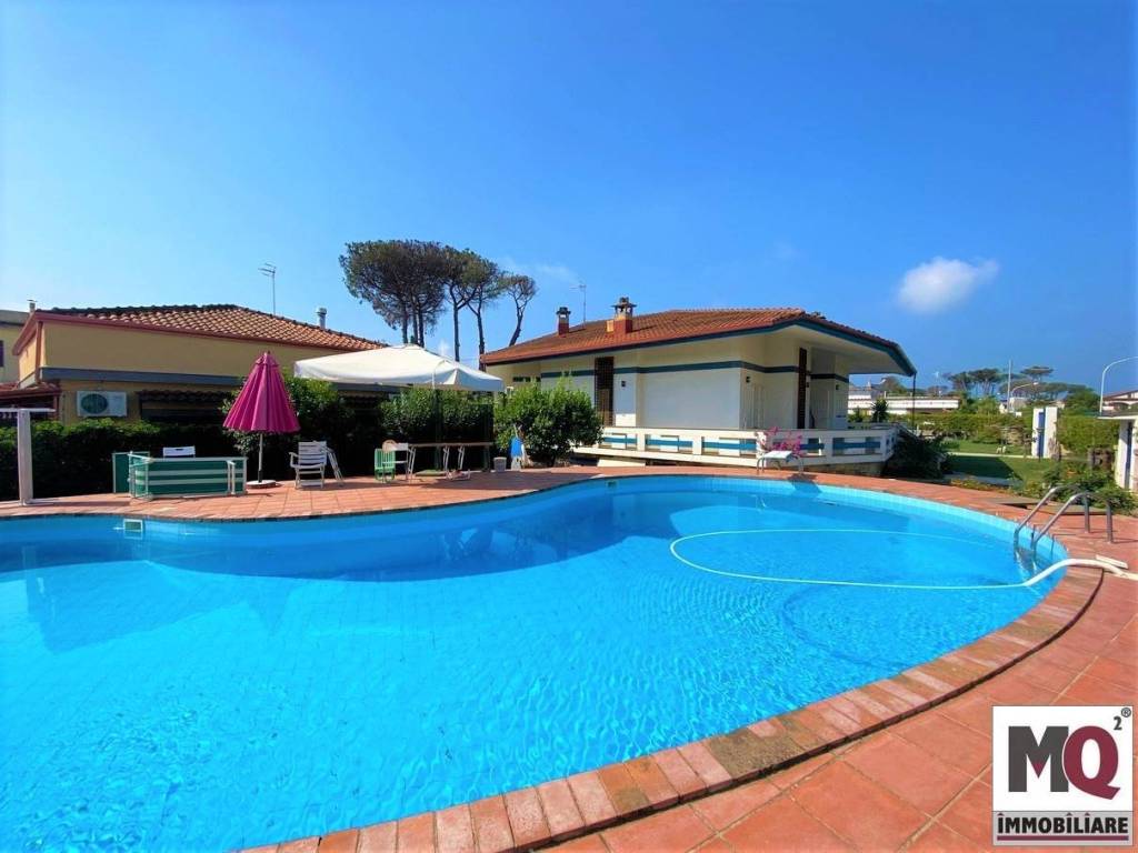 casa indipendente in vendita a Castel Volturno in zona Pineta Grande