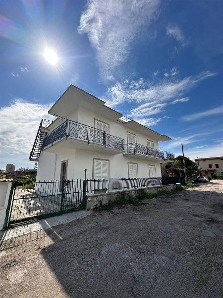 casa indipendente in vendita a Castel Volturno