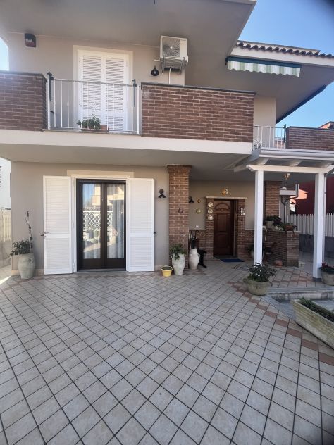 casa indipendente in vendita a Castel Volturno in zona Villaggio Coppola