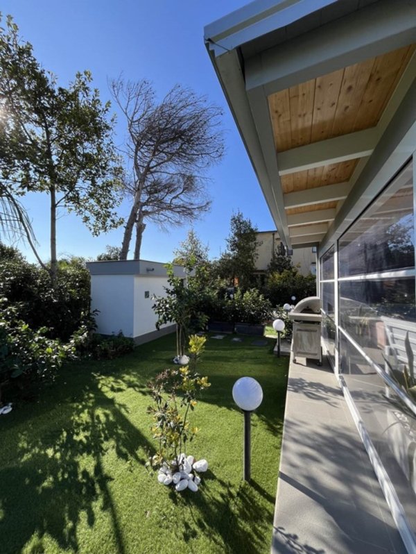casa indipendente in vendita a Castel Volturno in zona Pineta Grande