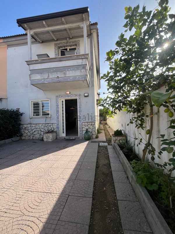 casa indipendente in vendita a Castel Volturno in zona Villaggio Coppola