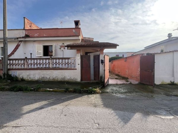 casa indipendente in vendita a Castel Volturno in zona Ischitella