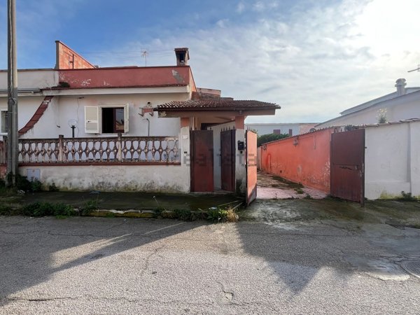 casa indipendente in vendita a Castel Volturno in zona Ischitella