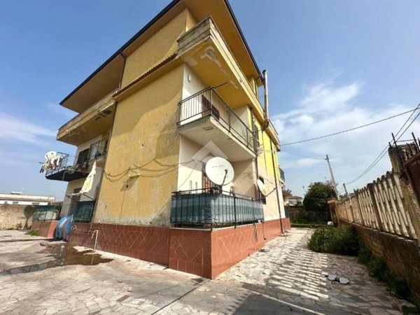 intera palazzina in vendita a Castel Volturno