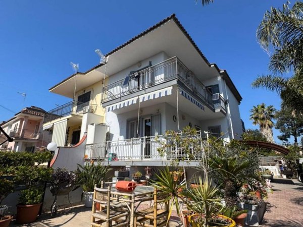 casa indipendente in vendita a Castel Volturno