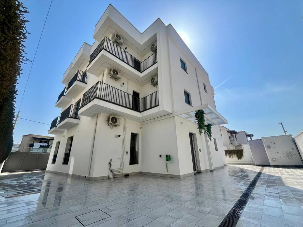 intera palazzina in vendita a Castel Volturno