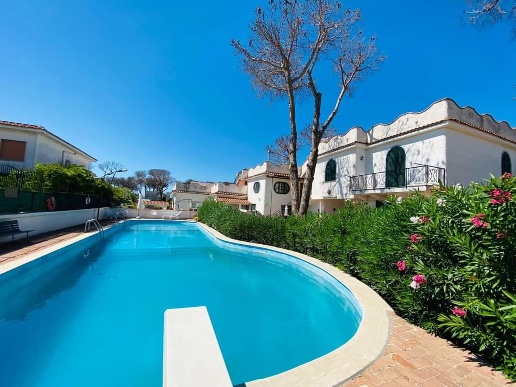 casa indipendente in vendita a Castel Volturno