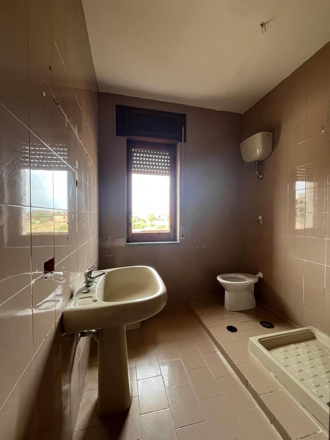 locale commerciale in vendita a Castel Volturno in zona Villaggio Coppola