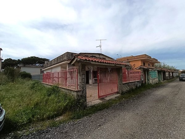 casa indipendente in vendita a Castel Volturno