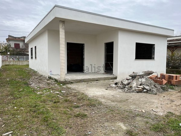 casa indipendente in vendita a Castel Volturno