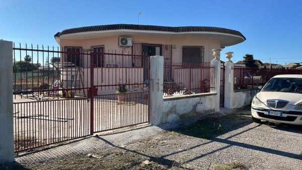 casa indipendente in vendita a Castel Volturno in zona Villaggio Coppola