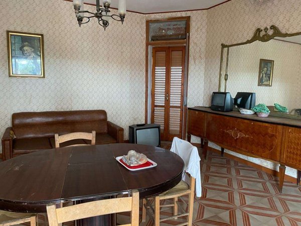 intera palazzina in vendita a Castel Volturno