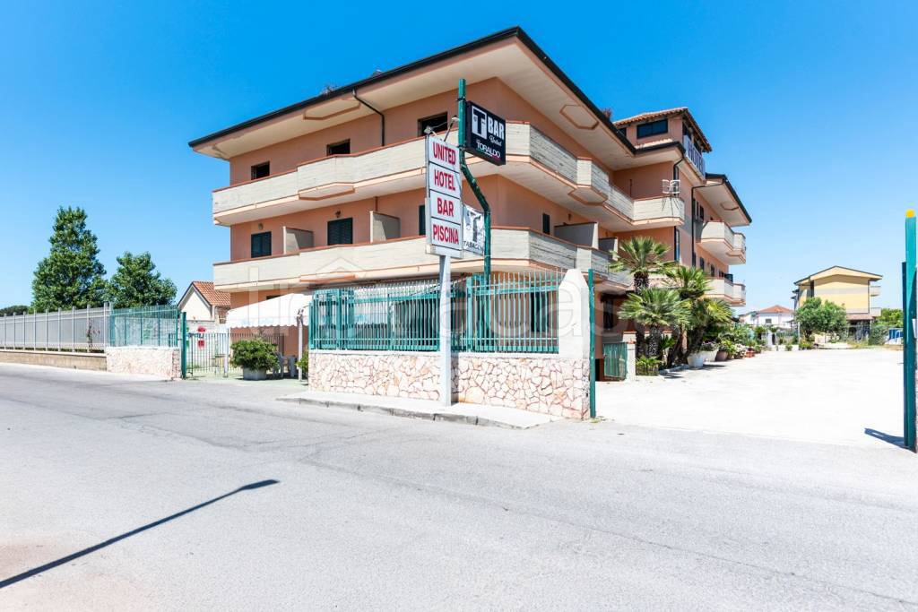 negozio in vendita a Castel Volturno in zona Ischitella