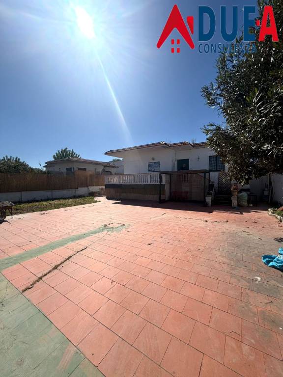 casa indipendente in vendita a Castel Volturno in zona Le Morelle
