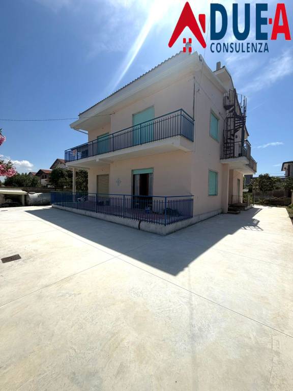 casa indipendente in vendita a Castel Volturno in zona Pineta Grande