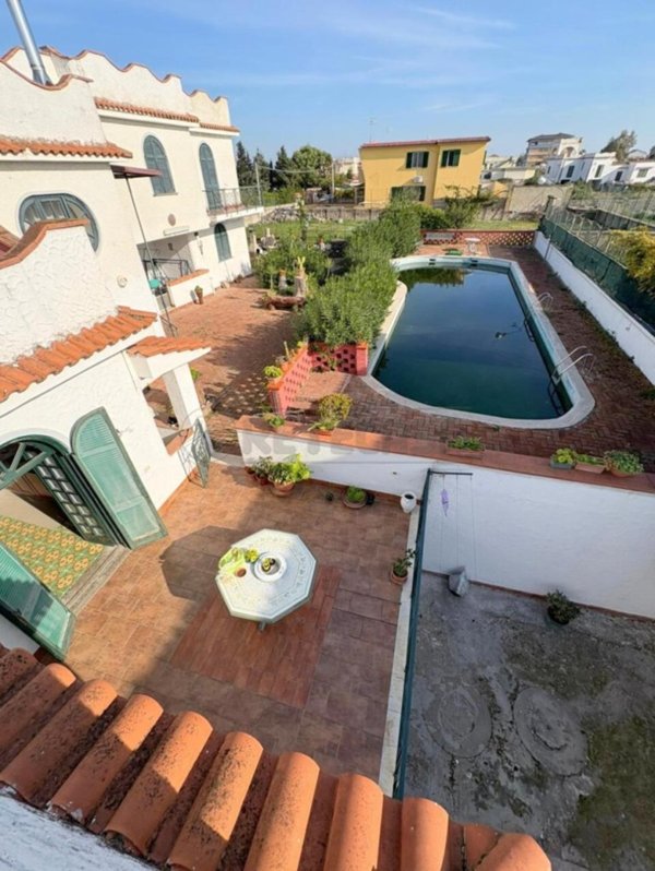 casa indipendente in vendita a Castel Volturno in zona Pineta Grande