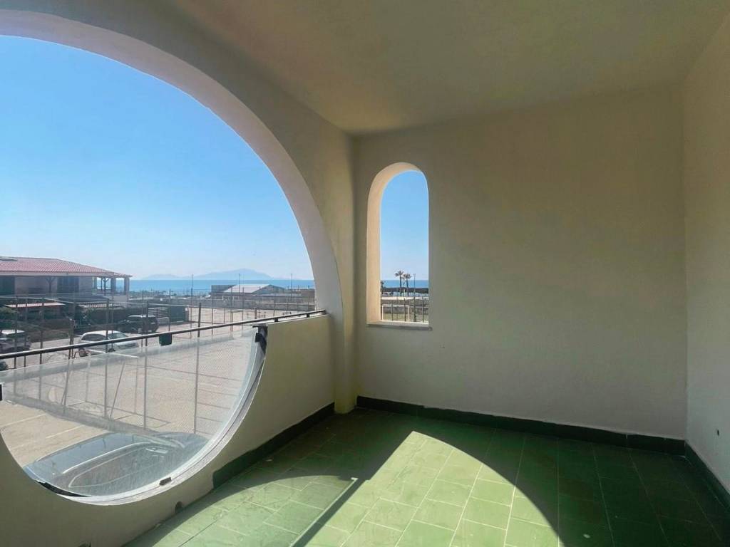 intera palazzina in vendita a Castel Volturno in zona Villaggio Coppola