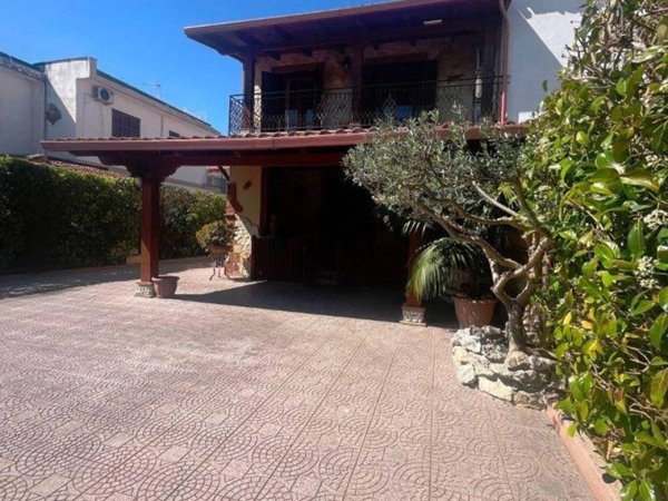 casa indipendente in vendita a Castel Volturno in zona Pineta Grande
