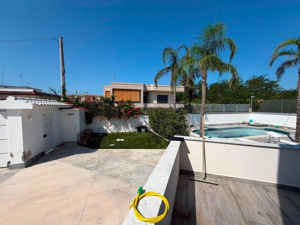 casa indipendente in vendita a Castel Volturno in zona Pineta Grande