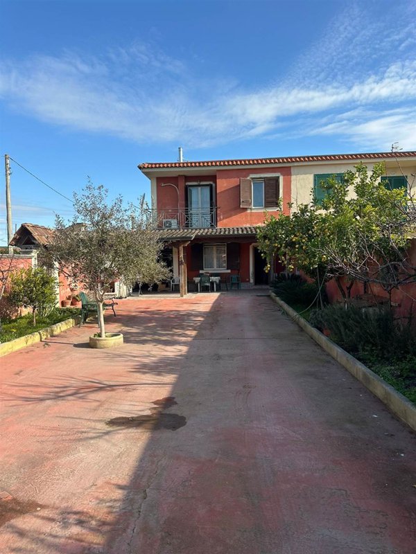 casa indipendente in vendita a Castel Volturno in zona Pineta Grande