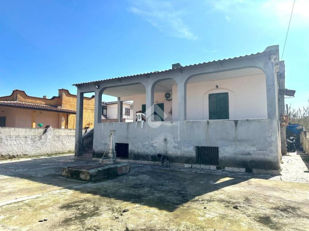 casa indipendente in vendita a Castel Volturno in zona Scatozza