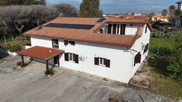 casa indipendente in vendita a Castel Volturno in zona Scatozza