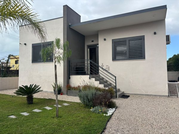 casa indipendente in vendita a Castel Volturno in zona Ischitella
