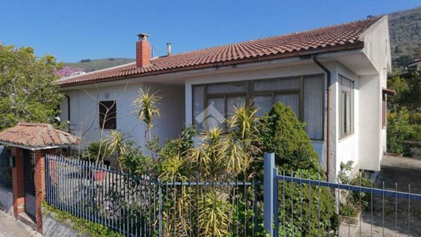 casa indipendente in vendita a Cervino