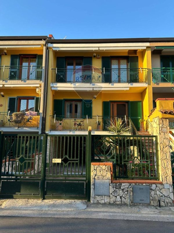 casa indipendente in vendita a Cesa