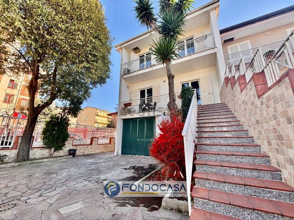 casa indipendente in vendita a Cesa