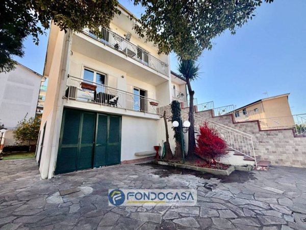 casa indipendente in vendita a Cesa