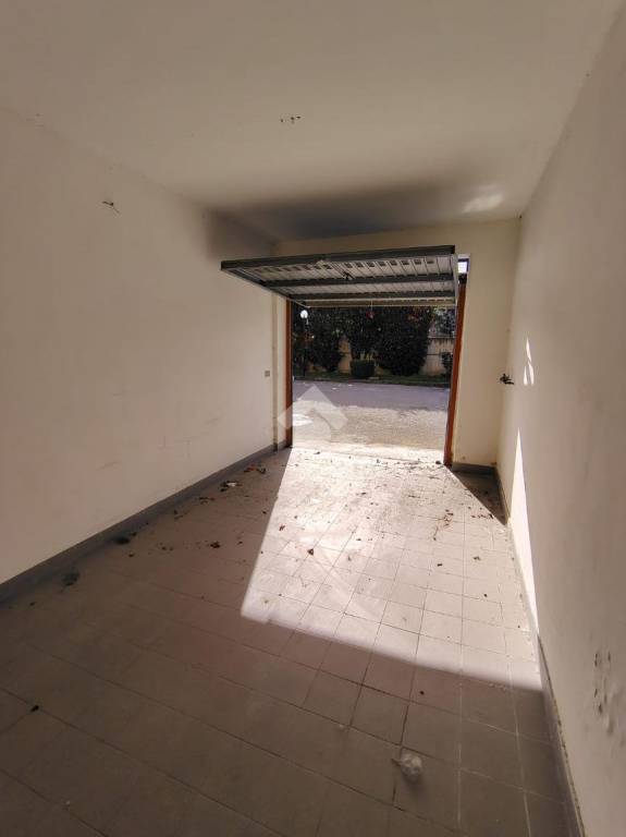 locale di sgombero in vendita a Cesa