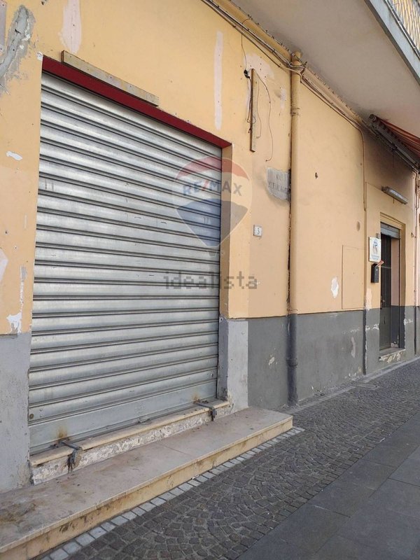 locale commerciale in vendita a Cesa