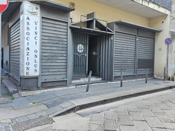 negozio in vendita a Cesa