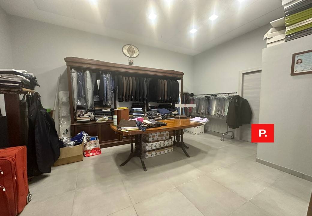 locale commerciale in vendita a Curti