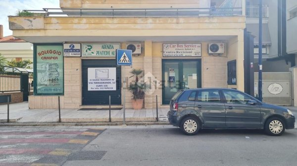 locale commerciale in vendita a Curti