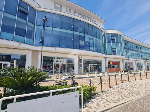 negozio in vendita a Curti