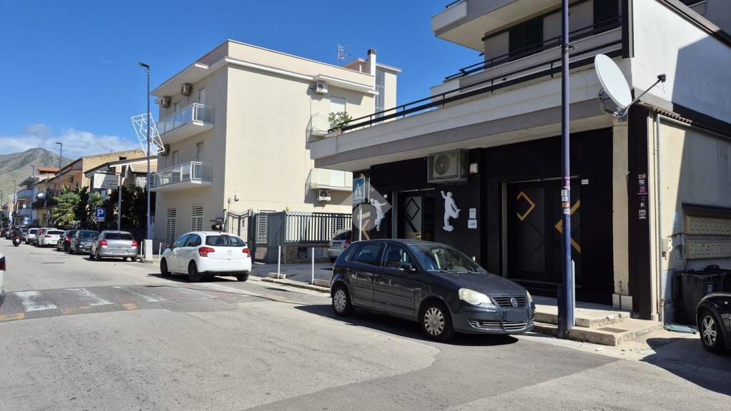 negozio in vendita a Curti