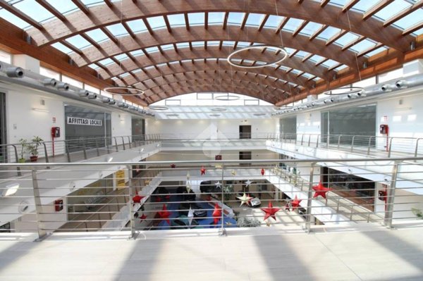 negozio in vendita a Curti