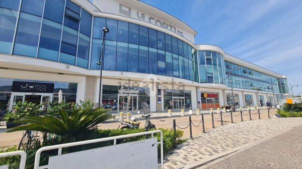 locale commerciale in vendita a Curti