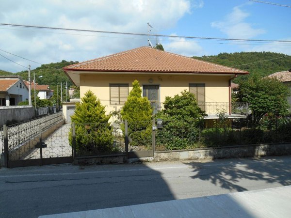 casa indipendente in vendita a Dragoni in zona Maiorano di Monte