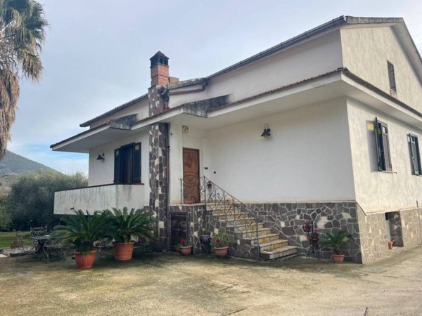 casa indipendente in vendita a Formicola