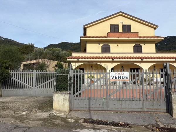 casa indipendente in vendita a Formicola