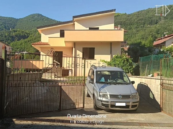 casa indipendente in vendita a Formicola