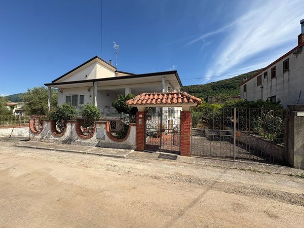 casa indipendente in vendita a Formicola